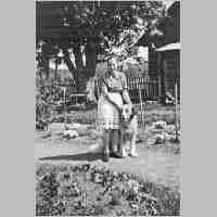 070-0046 Lotte u. Rolf in Nehne im Kodlinschen Garten im Jahre 1943.jpg